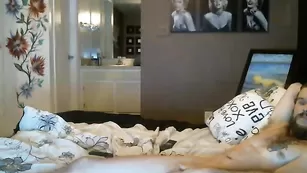 Грудастая девка транс Jennats2047 трахает чувака в рот