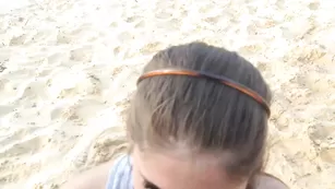 Смазливая девочка MyaLennon отсасывает хуй на пляже