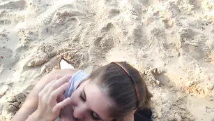 Смазливая девочка MyaLennon отсасывает хуй на пляже