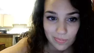 Сексуальная телка Runningman93 показывает красивые сиськи