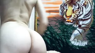 Шальная потаскушка Crazynastya19 смачно дрочит бритые дырки