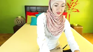 Жаркая арабка ZeiraMuslim болтает в бесплатном чате