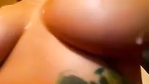 Жаркая брюнетка CollegeGirlX сосет пенис кавалеру