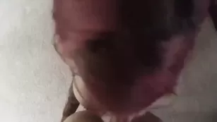 Рыженькая сука с тату Annabellpeaksxx отсасывает хуй