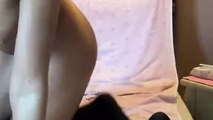 Загорелая красотка SexxyLexi натирает тело маслом