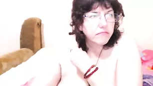 Дряблая старушка MatureAnais мастурбирует влагалище