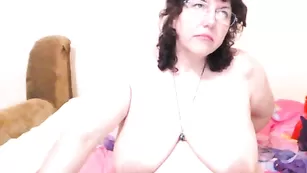 Дряблая старушка MatureAnais мастурбирует влагалище