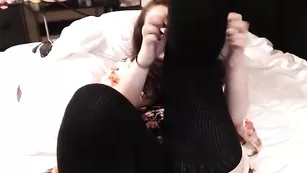 Жаркая брюнетка Autumvondoe ласкает половые губки