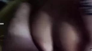 Прелестная брюнеточка занимается анальным сексом