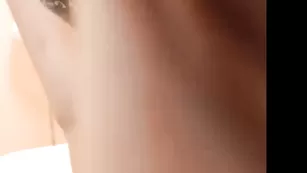 Кудрявая сучка solared смачно мастурбирует пизду