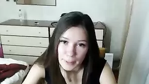 Пикантная брюнетка Biancofruity позирует в черном платье