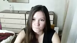 Пикантная брюнетка Biancofruity позирует в черном платье