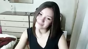 Пикантная брюнетка Biancofruity позирует в черном платье