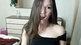 Пикантная брюнетка Biancofruity позирует в черном платье