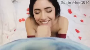 Смазливая бабенка Robin отсасывает парню член