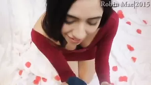 Смазливая бабенка Robin отсасывает парню член