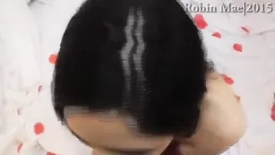 Смазливая бабенка Robin отсасывает парню член