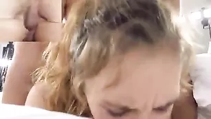 Озорная блондинка трахается в пизденку