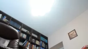 Стройная малышка Valery_21 позирует обнаженная