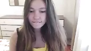 Привлекательная стерва Biancofruity позирует в желтом платье