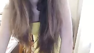 Привлекательная стерва Biancofruity позирует в желтом платье