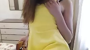 Привлекательная стерва Biancofruity позирует в желтом платье