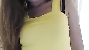 Привлекательная стерва Biancofruity позирует в желтом платье