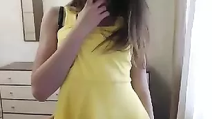 Привлекательная стерва Biancofruity позирует в желтом платье