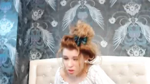 Русская красотка Britanny_b ласкает бритую пизду