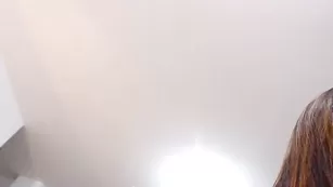 Строптивая детка Evagomez ласкает бритую пизду