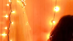 Милая курва Joanlebaptiste показывает большую попку