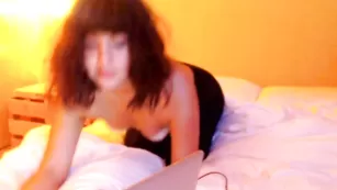 Милая курва Joanlebaptiste показывает большую попку