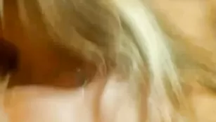 Ненасытная шкура goldyblond смачно дрочит очко