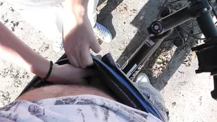 Сочная брюнеточка MariahLeonne дрочит член на улице