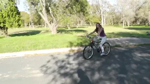 Сочная брюнеточка MariahLeonne дрочит член на улице