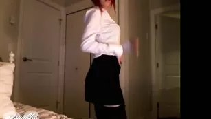 Рыжая секретарша CosmicCutie дрочит пизду на кровати