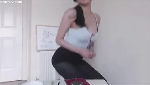 Смазливая латинка MissReinaT дрочит пизду фаллосом