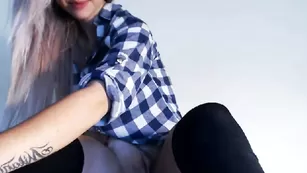 Жаркая блонда XmilanaX нежно дрочит киску