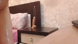 Замечательная курва Blonda страстно дрочит свои дырочки