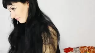 Сексуальная кобыла KedraLuv ласкает волосатую пизду