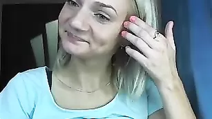 Шальная цыпочка CokaXXX позирует в нижнем белье