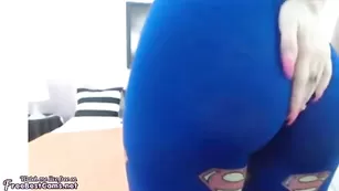 Пылкая бабенка ZeiraMuslim вертит крупной задницей