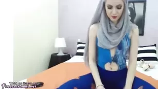 Пылкая бабенка ZeiraMuslim вертит крупной задницей