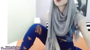Пылкая бабенка ZeiraMuslim вертит крупной задницей