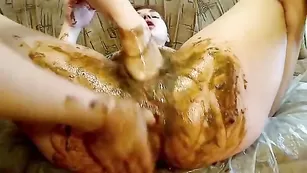 Русская гёлз месит говно руками в писе у подруги...