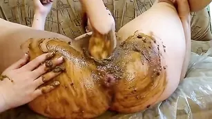Русская гёлз месит говно руками в писе у подруги...