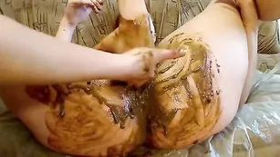 Русская гёлз месит говно руками в писе у подруги...