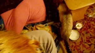 Привлекательная блондинка отсасывает пенис кавалеру