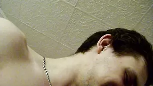 Привлекательная блондинка отсасывает пенис кавалеру