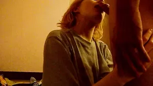 Привлекательная блондинка отсасывает пенис кавалеру